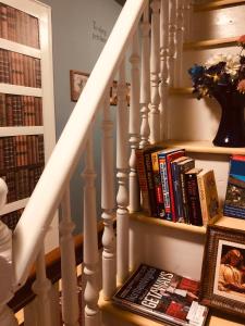 Princess AnnePrincess Anne Book Lovers Inn的楼梯,书架,书架