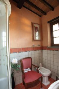 博尔格阿布贾诺Camera Rosa的一间带卫生间和红色椅子的浴室