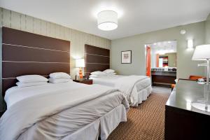 斯科茨3棕榈酒店的酒店客房带两张床和一间浴室