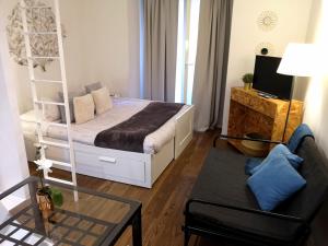 马德里戈韦尔纳多尔公寓 - 市中心的小房间设有床和沙发