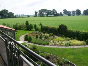 基尔夏姆Landhotel Larenzen的阳台享有花园景色。