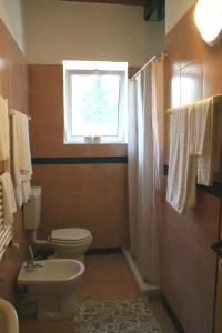 德瓦玛丽娜特勒尼尔索勒5号酒店的一间带卫生间和窗户的浴室