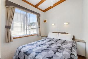 古尔本古尔南大篷车公园酒店的一间卧室设有一张床和一个大窗户