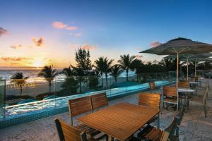 迈阿密海滩阳光岛艾美海滩度假村 的一张桌子和椅子,享有海景