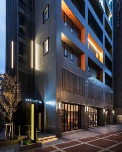 大阪Nest Hotel Osaka Umeda的一座建筑的外墙,有第一家酒店