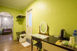 宜兰市夜市橙堡渡假旅馆的一间带水槽和镜子的浴室