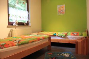 索尔陶Hintze的绿墙客房内的两张床