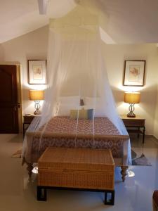 Post of FlacqShanti Nivas的一间卧室配有一张带蚊帐的床