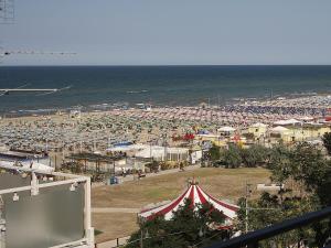 里米尼特尔斯塔酒店的一片带帐篷和人群的海滩