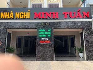 胡志明市Minh Tuan Hotel的餐厅前的小转折标志