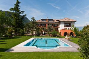 卡尔达罗Hotel Weingut Klosterhof的庭院中带游泳池的房子
