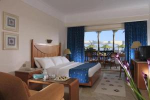 沙姆沙伊赫Coral Beach Resort Montazah (Ex. Rotana)的酒店客房设有床和客厅。