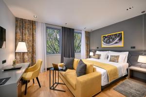 斯普利特Sia Split Hotel的配有一张床和一张书桌的酒店客房