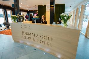 PiņķiJurmala Golf Club&Hotel的朱美拉高尔夫俱乐部和酒店的标志