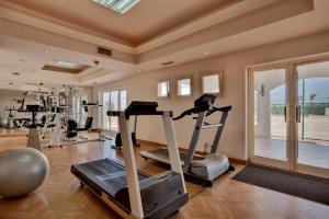 沙姆沙伊赫Coral Beach Resort Montazah (Ex. Rotana)的健身房,内设跑步机和健身器材