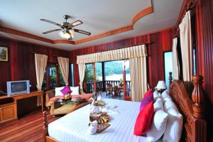 哈德姚Haad Yao Bayview Resort & Spa - SHA plus Certified的一间卧室设有一张床和一间客厅。