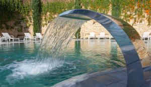 Qiryat ‘AnavimCramim by Isrotel Exclusive的游泳池中央的喷泉