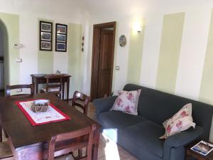 CaporcianoRegio Tratturo的客厅配有沙发和桌子