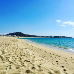 米科利维亚Matina Naxos - Mikri Vigla的沙滩和海洋中的一个足迹