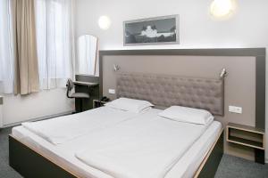 索非亚尼奇酒店 的卧室配有一张白色大床和床头板