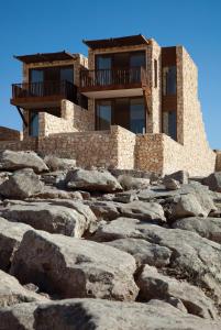 米茨佩·拉蒙Beresheet by Isrotel Exclusive的山顶上一座岩石建筑