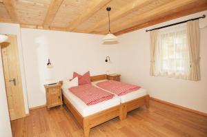 塞尔瓦迪加尔代纳山谷Apartments Isgla的一间卧室设有一张床和木制天花板