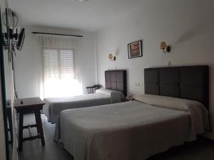 莱佩拉诺里亚酒店的酒店客房设有两张床和窗户。