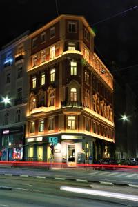 维也纳蒙迪艾尔公寓酒店的夜幕降临的城市街道上一座高楼