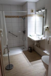 阿尔勒马斯德斯彭兹德阿莱斯酒店的带淋浴、盥洗盆和镜子的浴室
