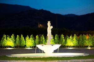 塞尔丘克塞拉艾弗斯酒店&SPA的公园里一个碗里的女人的雕像