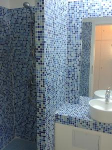 蓝泉酒店的一间浴室