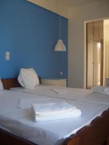 蓝泉酒店客房内的一张或多张床位