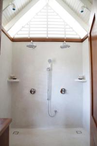 Oracabessa黄金眼酒店 的带淋浴的浴室和天窗