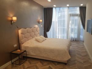 第比利斯Apartment Tbilisi in King David的一间卧室设有一张床和一个大窗户