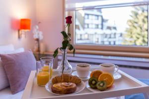 科帕奥尼克Apartments Mozaik的托盘,包括早餐食品和桌上的饮料