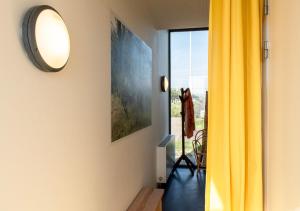 阿姆斯特丹SWEETS - Sluis Haveneiland的一间设有黄色窗帘和镜子的客房