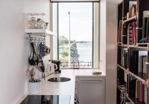 阿姆斯特丹SWEETS - Sluis Haveneiland的厨房设有水槽和窗户。