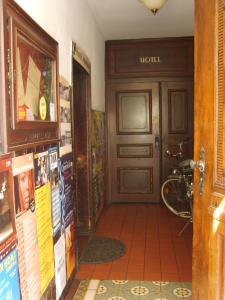 海德堡施努克罗什酒店的带有门和自行车的酒店走廊