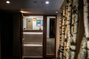 圣费朗索瓦-隆尚蓝湖1650酒店的走廊上的门和镜子