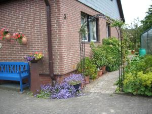 索尔陶Steffens的砖房,花朵和蓝色长凳