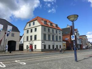 弗伦斯堡Seemannsheim Hostel Flensburg的街道边的白色建筑