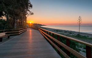 马贝拉Lucero 12的一条木板路,在日落时分通往海滩