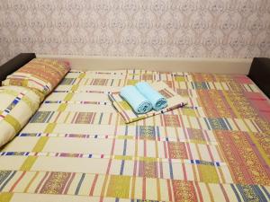 苏尔古特Улучшенные апартаменты на Ауре的床上有2个枕头