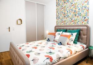 谢西ILodge Secondia的一间卧室配有一张带五颜六色被子的床