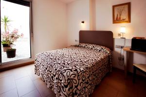 圣费尔南多圣马科斯旅馆的一间带床的卧室,位于带窗户的房间内