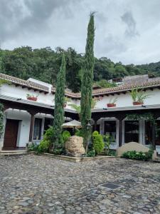 危地马拉安地瓜Villas Emekarsa, Antigua的前面有两棵树的建筑