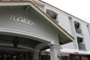 圣多明各佛罗里达州广场套房酒店的花卉套房建筑前的商店