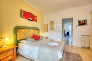 卡瓦利诺B&B A Casa di Marta的一间卧室配有一张带红色枕头的大床