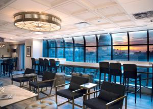 麦迪逊麦迪逊广场酒店的餐厅设有酒吧、椅子和窗户