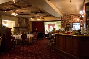 盖茨堡Inn at Herr Ridge的一间设有桌子的餐厅和一间酒吧